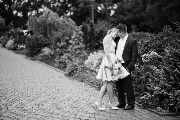 Giovane coppia innamorata. Ragazza con bouquet . — Foto Stock