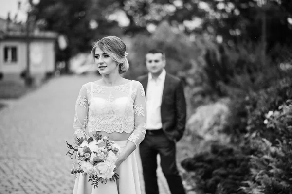 Giovane coppia innamorata. Ragazza con bouquet . — Foto Stock