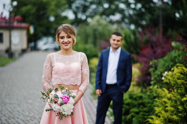 Jeune couple amoureux. Fille avec bouquet . — Photo