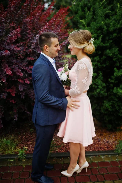 Um jovem casal apaixonado. Menina com buquê . — Fotografia de Stock