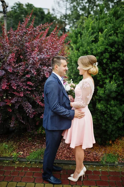 Um jovem casal apaixonado. Menina com buquê . — Fotografia de Stock