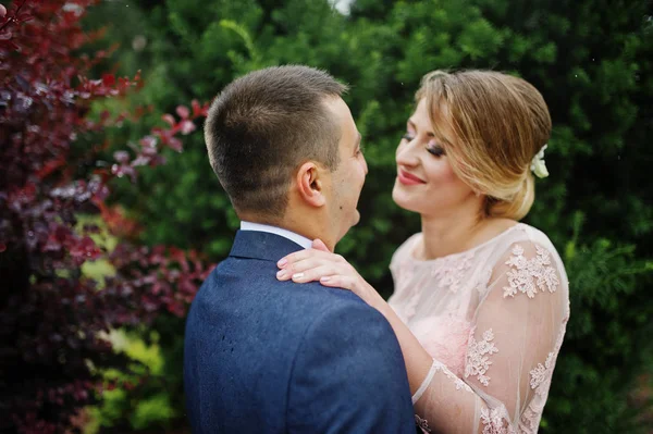 Giovane coppia innamorata. Ragazza con bouquet . — Foto Stock