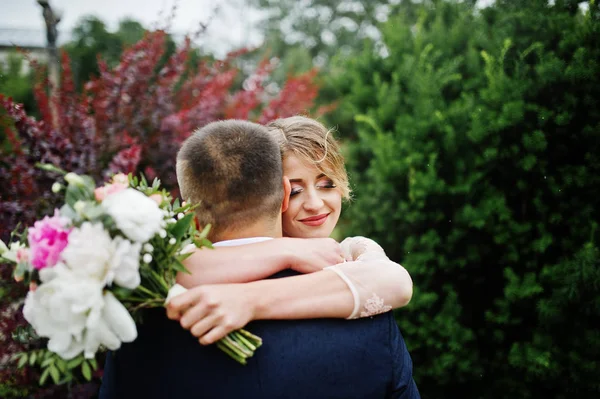 Pareja joven enamorada. Chica con ramo . — Foto de Stock