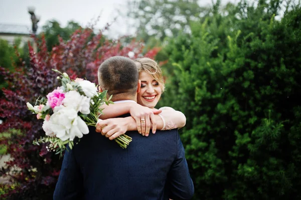 Um jovem casal apaixonado. Menina com buquê . — Fotografia de Stock