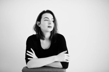 Kırmızı saçlı kız kırmızı sandalye agains üzerinde oturan siyah elbise tunik