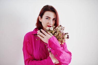 Kurutulmuş kokulu beyaz w karşı gül gömlek, kırmızı saçlı kız