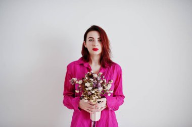 Kurutulmuş kokulu beyaz w karşı gül gömlek, kırmızı saçlı kız