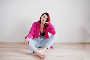 Siyah sütyen ve gül gömlek agai büyük bir büstü ile kırmızı saçlı kız