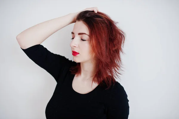 Червоне волосся дівчина на чорній сукні туніки проти білої стіни на порожній — стокове фото