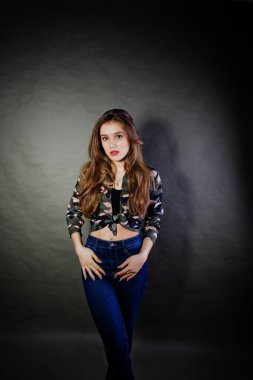 Yakışıklı esmer kız giymek askeri gömlek ve pantolon, poz 