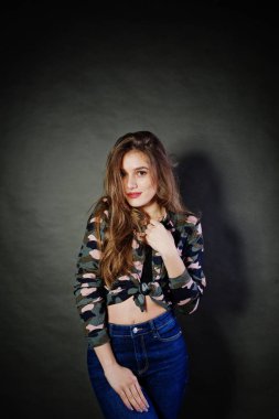 Yakışıklı esmer kız giymek askeri gömlek ve pantolon, poz 