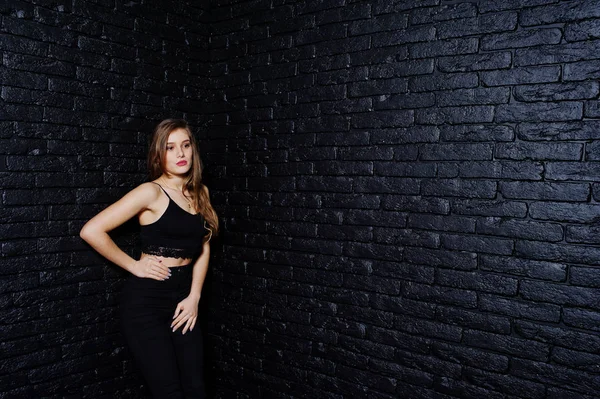 Yakışıklı esmer kız giyim siyah, d karşı stüdyoda poz — Stok fotoğraf