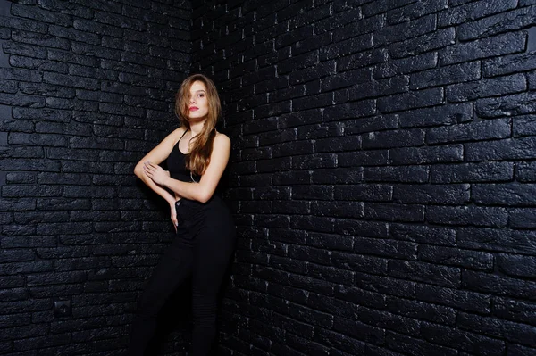 Yakışıklı esmer kız giyim siyah, d karşı stüdyoda poz — Stok fotoğraf