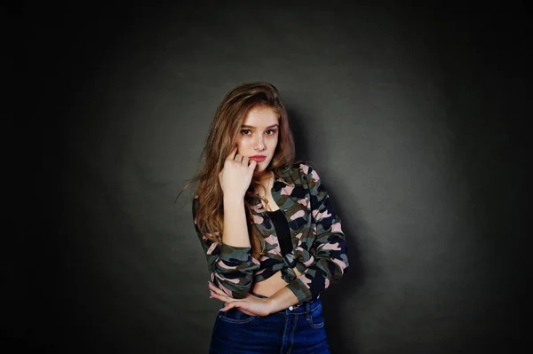 Menina morena bonito usar camisa militar e jeans, posando em — Fotografia de Stock