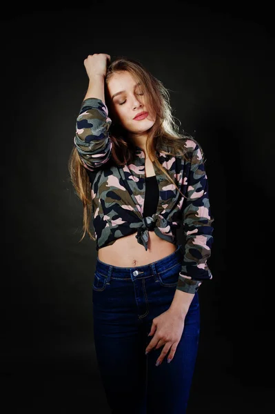 Vacker brunett tjej bära militär skjorta och jeans, poserar på — Stockfoto