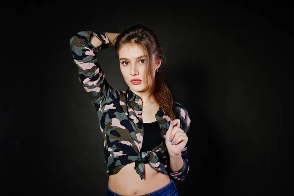 Menina morena bonito usar camisa militar e jeans, posando em — Fotografia de Stock