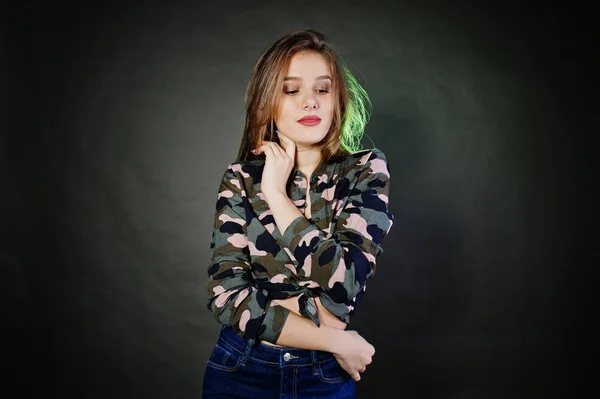 Menina morena bonito usar camisa militar e jeans, posando em — Fotografia de Stock