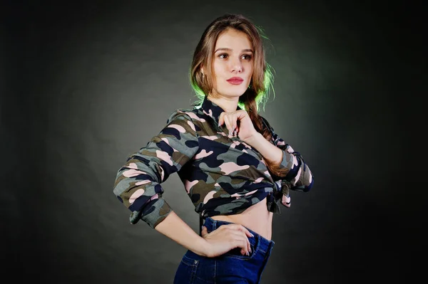 Menina morena bonito usar camisa militar e jeans, posando em — Fotografia de Stock