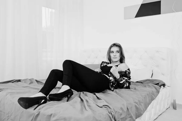 ハンサムなブルネットの少女着用ミリタリー シャツ、ステューのベッドでポーズ — ストック写真