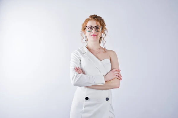 Chica de pelo rizado en gafas aisladas sobre fondo blanco estudio . — Foto de Stock