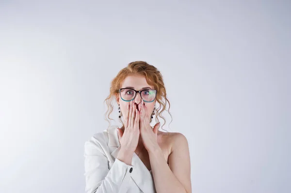 Cabelo encaracolado menina rosto surpreso em óculos isolados em stu branco — Fotografia de Stock