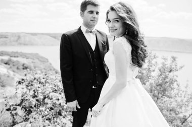 Evlilik çift rock ve göl ile nefes kesen manzaraya.