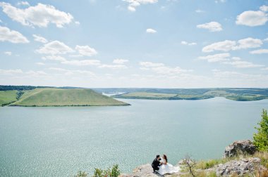 Evlilik çift rock ve göl ile nefes kesen manzaraya.