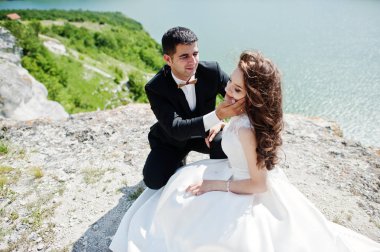 Evlilik çift rock ve göl ile nefes kesen manzaraya.