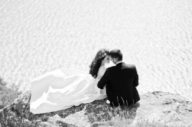 Evlilik çift rock ve göl ile nefes kesen manzaraya.