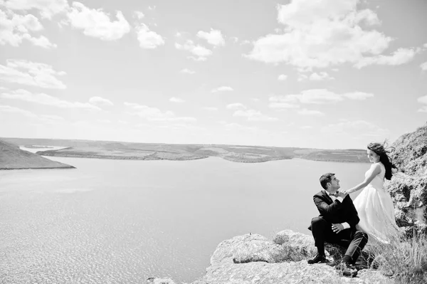 Casamento casal na paisagem de tirar o fôlego com rocha e lago . — Fotografia de Stock