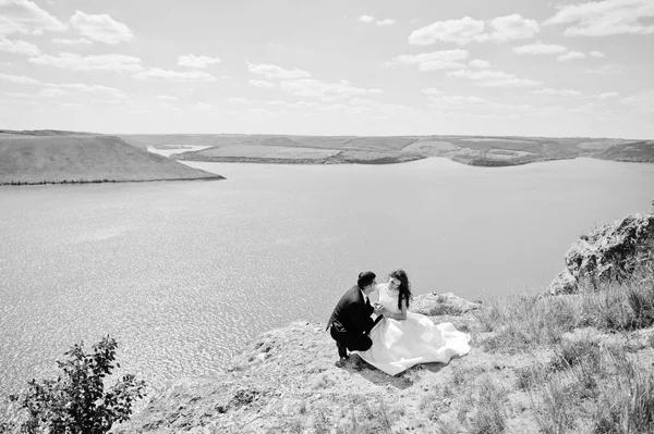 Para ślub w zapierające dech w piersiach krajobraz z rock i jeziora. — Zdjęcie stockowe