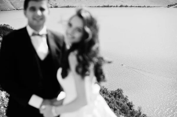 Evlilik çift rock ve göl ile nefes kesen manzaraya. — Stok fotoğraf