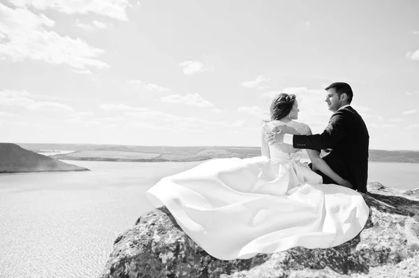 Casamento casal na paisagem de tirar o fôlego com rocha e lago . — Fotografia de Stock