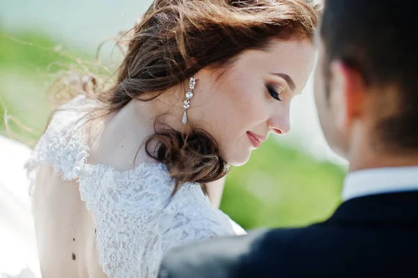 Casamento casal na paisagem de tirar o fôlego com rocha e lago . — Fotografia de Stock