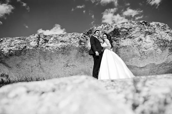 Casamento casal na paisagem de tirar o fôlego com rocha e lago . — Fotografia de Stock