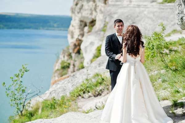 웨딩 부부는 바위와 호수와 아름 다운 풍경. — 스톡 사진