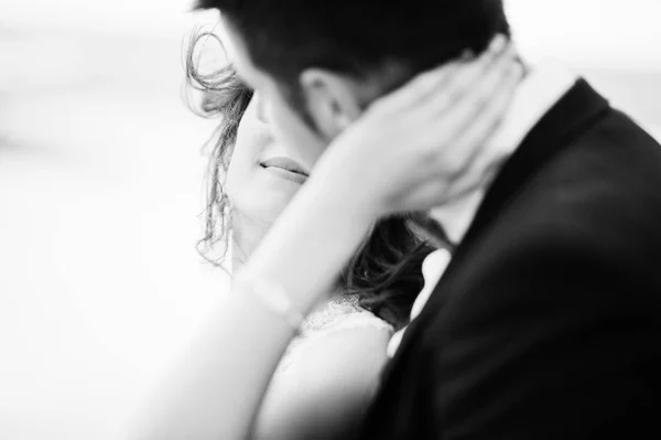 Couple de mariage à couper le souffle paysage avec rocher et lac . Photos De Stock Libres De Droits