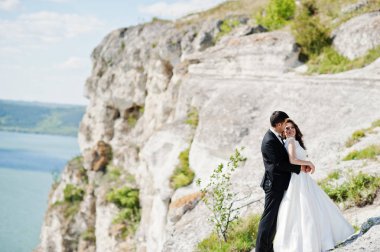 Evlilik çift rock ve göl ile nefes kesen manzaraya.