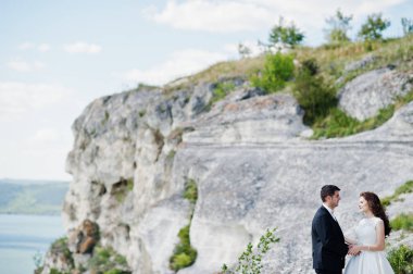 Evlilik çift rock ve göl ile nefes kesen manzaraya.