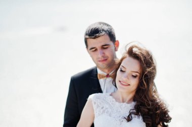 Evlilik çift rock ve göl ile nefes kesen manzaraya.