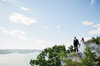 Evlilik çift rock ve göl ile nefes kesen manzaraya.