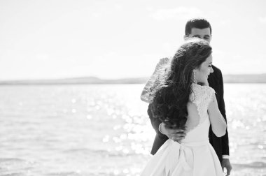 Evlilik çift rock ve göl ile nefes kesen manzaraya.