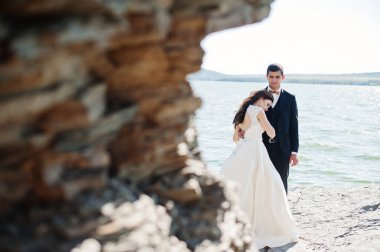 Evlilik çift rock ve göl ile nefes kesen manzaraya.