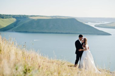 Evlilik çift rock ve göl ile nefes kesen manzaraya.