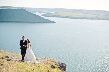 Evlilik çift rock ve göl ile nefes kesen manzaraya.