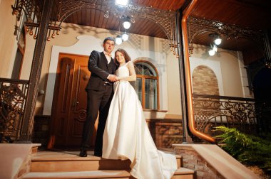 Akşam aşık çift düğün hugs.