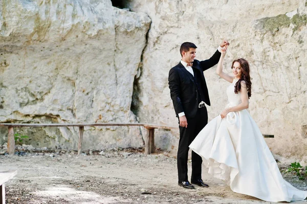 Casamento casal contra caverna no dia de verão . — Fotografia de Stock