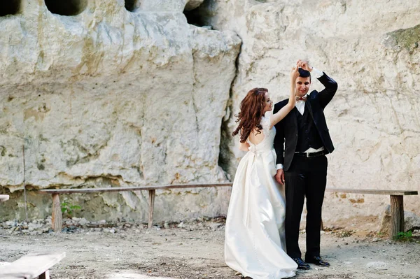 Casamento casal contra caverna no dia de verão . — Fotografia de Stock