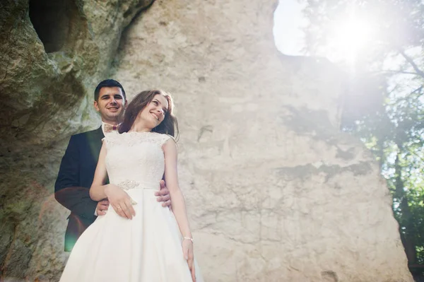 夏の日の洞窟に対して結婚式のカップル. — ストック写真