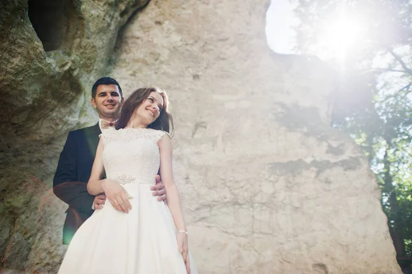 Pareja de boda contra cueva en el día de verano . —  Fotos de Stock